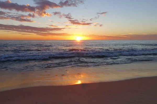 Vista Panorâmica Lindo Céu Pôr Sol Uma Praia — Fotografia de Stock