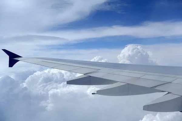 Vue Une Aile Avion Contre Ciel Nuageux Bleu Thème Voyage — Photo