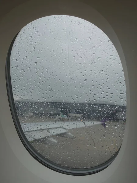 Okno Samolotu Kroplami Deszczu Skrzydło Samolotu Oknie — Zdjęcie stockowe