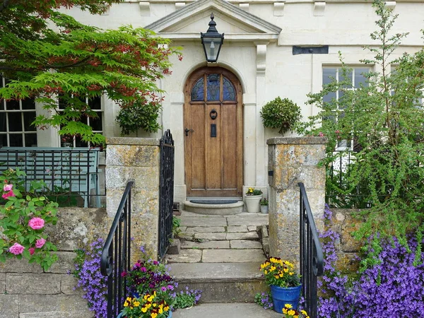 Передні Двері Зовнішній Вигляд Красивого Староанглійського Будинку Саду Красивими Квітами — стокове фото