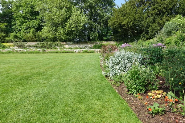 美丽的英式花园 绿叶绿叶绿草 色彩艳丽的花床 风景秀丽 — 图库照片