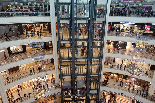 Kuala Lumpur Malásia Junho 2018 Compradores Visitam Shopping Suria Klcc — Fotografia de Stock