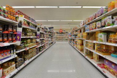 Londra, İngiltere - 4 Nisan 2019: Gıda ürünleri bir Tesco süpermarketinin koridorunda görülmektedir. İngiliz Tesco, Amerika 'daki Walmart ve Fransız Carrefour' tan sonra dünyanın en büyük üçüncü süpermarket perakendecisi oldu..