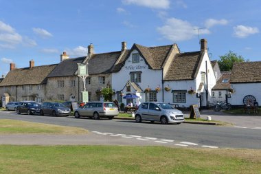 Biddestone, İngiltere - 17 Temmuz 2014: Bir köy caddesinde geleneksel bir bar görüldü. Chippenham yakınlarındaki pitoresk Wiltshire köyünde yaklaşık 500 kişi yaşamaktadır..
