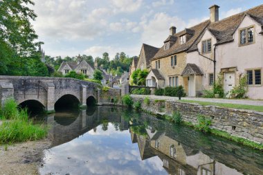 Güzel bir köydeki Eski Riverside Kulübeleri 'nin Manzaralı Manzarası. Wiltshire İngiltere' deki Tarihi Köy Combe Kalesi.
