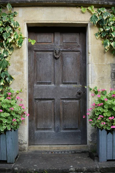 Передні Двері Красивий Старий Англійський Будинок — стокове фото