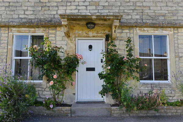 一座美丽的古老英式住宅及花园的前门及外墙 园内有美丽的花卉及树叶 — 图库照片
