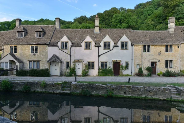 Güzel Bir Köydeki Eski Riverside Kulübeleri Nin Manzaralı Manzarası Wiltshire — Stok fotoğraf