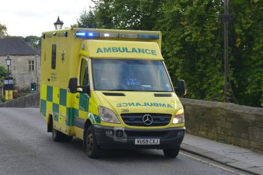 Bradford Avon, İngiltere - 12 Eylül 2014: Bir olaya bir ambulans yanıt verir. Avon 'daki Bradford polis teşkilatı Wiltshire Polis Teşkilatı tarafından 1346 mil karelik bir alanı kapsıyor..