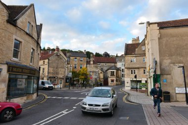 Bradford Avon, İngiltere - 1 Eylül 2014: Eski şehir merkezinde bir cadde boyunca insanlar ve trafik geçişleri. Wiltshire şehri, resimli manzarasıyla ünlü popüler bir turizm merkezidir..