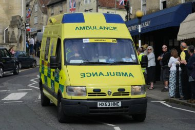 Bradford Avon, İngiltere - 12 Eylül 2014: Bir olaya bir ambulans yanıt verir. Avon 'daki Bradford polis teşkilatı Wiltshire Polis Teşkilatı tarafından 1346 mil karelik bir alanı kapsıyor..