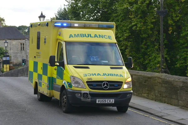 英国雅芳的布拉德福德 2014年9月12日 一辆救护车对事件做出了反应 阿凡河畔的布拉德福德被覆盖1346平方英里的威尔特郡警察局维持治安 — 图库照片