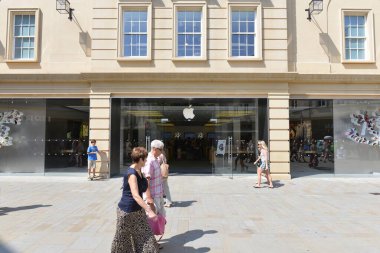 Londra, İngiltere - 4 Ekim 2012: Bir Apple mağazası bir şehir caddesinde görüldü. ABD teknoloji devi yeni iPhone 'unu piyasaya sürdü.
