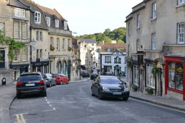 Bradford Avon, İngiltere - 1 Eylül 2014: Eski şehir merkezinde bir cadde boyunca insanlar ve trafik geçişleri. Wiltshire şehri, resimli manzarasıyla ünlü popüler bir turizm merkezidir..