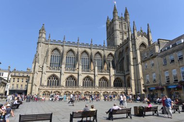 Bath, İngiltere - 23 Temmuz 2014: Bath Abbey 'in avlusunda toplanan turistler ve yerel halk UNESCO' nun dünya mirası statüsüne sahip ve yılda 4 milyon ziyaretçiyle popüler bir seyahat merkezidir..