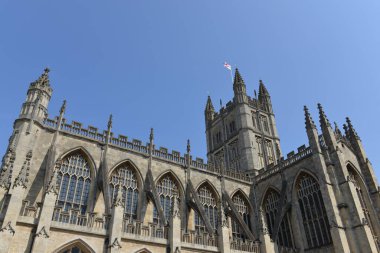 Bath, İngiltere - 23 Temmuz 2014: Bath Abbey 'in avlusunda toplanan turistler ve yerel halk UNESCO' nun dünya mirası statüsüne sahip ve yılda 4 milyon ziyaretçiyle popüler bir seyahat merkezidir..