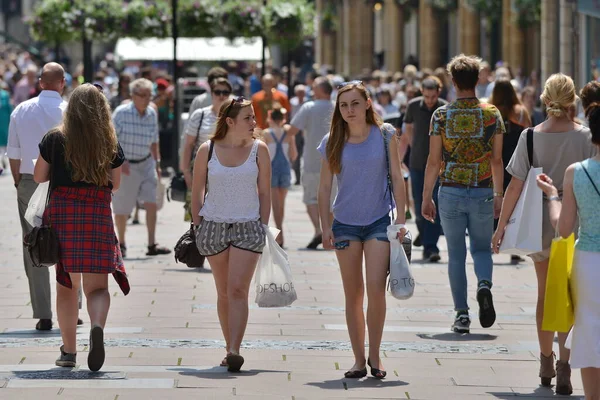 Bath Großbritannien Juli 2014 Touristen Und Einheimische Spazieren Einem Sonnigen — Stockfoto