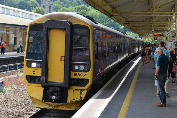 July 2014 Bath Train Approaches Rail Travellers Wait Bath Spa — Stock Photo, Image