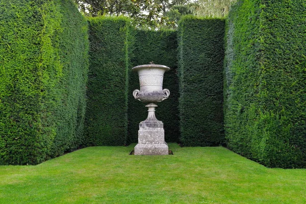 Vista Jarrón Piedra Ornamental Césped Exuberante Cubierta Esculpida Topiary Hermoso — Foto de Stock