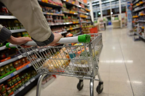 London Storbritannien Augusti 2014 Kvinnlig Shopping Asda Stormarknad Asda Storbritanniens — Stockfoto