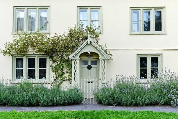 Außenansicht Und Haustür Eines Schönen Alten Englischen Ferienhauses — Stockfoto