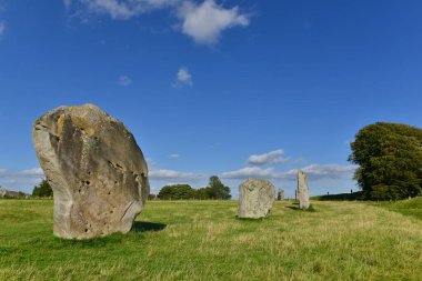 Wiltshire İngiltere 'sindeki Avebury köyündeki tarih öncesi taşların görüntüsü