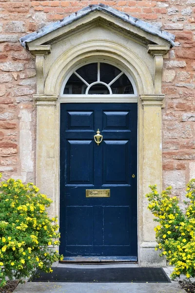Gyönyörű Bejárati Ajtó Egy Régi Házban — Stock Fotó