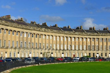 Somerset İngiltere 'nin Bath kentindeki Victoria Park' ından görülen tarihi Royal Crescent manzarası