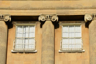 Somerset İngiltere 'nin Bath kentindeki Victoria Park' ından görülen tarihi Royal Crescent manzarası