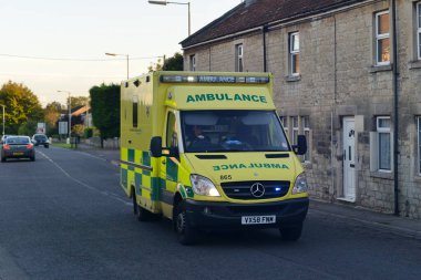 Bradford Avon, İngiltere - 1 Eylül 2014: Bir ambulans aracı ana yolda acil bir duruma müdahale ediyor.