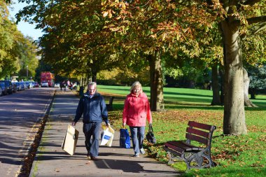 Bath, İngiltere - 19 Ekim 2014: Victoria Park 'ta insanlar bir patika boyunca yürür. Somerset ilçesindeki tarihi kent her yıl 4 milyondan fazla ziyaretçi alıyor..