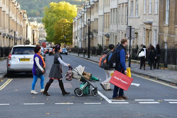 Wells Großbritannien August 2014 Menschen Und Verkehr Passieren Eine Straße — Stockfoto