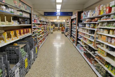 Londra, İngiltere - 3 Temmuz 2014: Sainsbury 'deki bir süpermarkette raflar dolusu mal. Sainsbury, 2013 yılında 23 milyar geliri olan İngiltere 'nin en büyük ikinci süpermarketi..