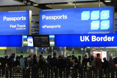 Londra, İngiltere - 18 Şubat 2020: Heathrow Havaalanı 'nda tek başına bir hava yolcusu sınır kontrolüne yaklaşıyor. İngiltere Ocak ayında AB 'den göçmen sayısında azalma sözü vererek ayrıldı..