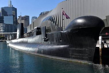 Sydney, Avustralya - 14 Ağustos 2019: Denizaltı HMAS Onslow şehrin limanında görüldü