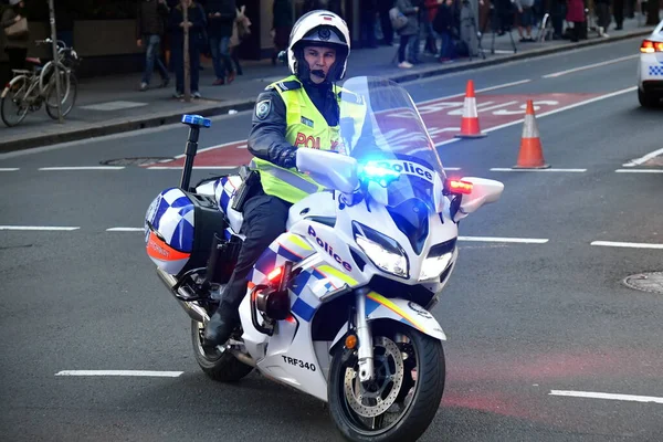 澳大利亚悉尼 2019年8月13日 骑摩托车的警察在市中心街道上的犯罪现场 — 图库照片