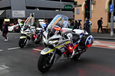 Sydney, Avustralya - 13 Ağustos 2019: Polis CBD 'deki şüpheli bir cinayeti araştırırken polis motosikletleri olay yerinde görüldü.