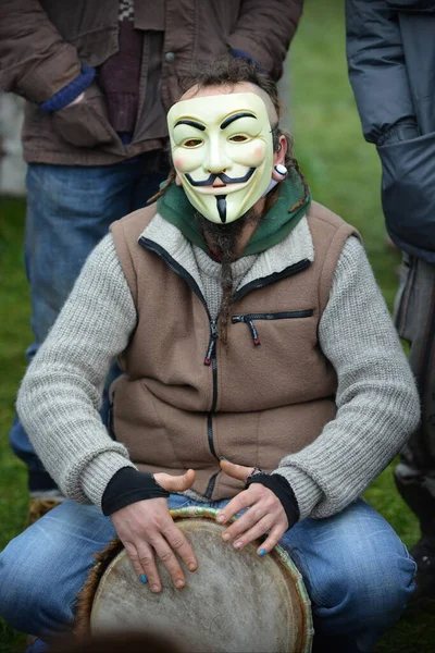 Hombre Con Una Máscara Vendetta Toca Batería Celebración Del Solsticio — Foto de Stock