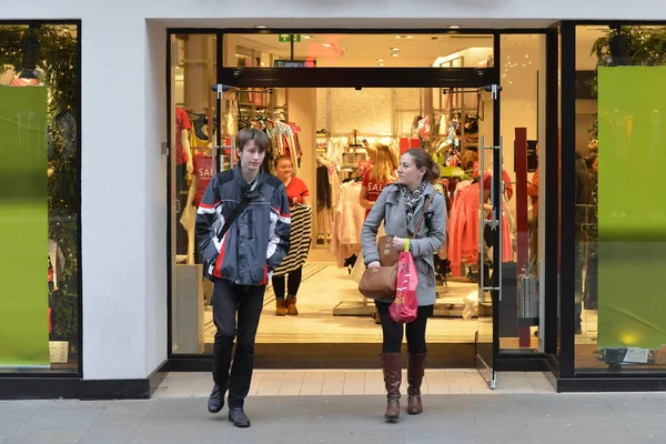 Compradores Visitam Lojas Distrito Comercial Southgate Centro Cidade Para Vendas — Fotografia de Stock