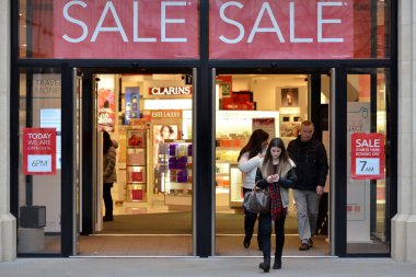 Alışveriş yapanlar, 26 Aralık 2014 'te İngiltere' nin Bath kentinde yapılacak olan Boks Günü Satışı için şehir merkezinin Southgate alışveriş bölgesindeki mağazaları ziyaret ederler. Birçok mağaza geleneksel olarak Boks Günü 'nde satış yapar..