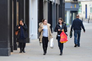 Alışveriş yapanlar, 26 Aralık 2014 'te İngiltere' nin Bath kentinde yapılacak olan Boks Günü Satışı için şehir merkezinin Southgate alışveriş bölgesindeki mağazaları ziyaret ederler. Birçok mağaza geleneksel olarak Boks Günü 'nde satış yapar..