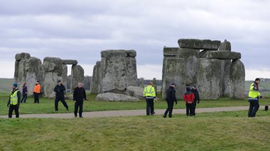 İnsanlar 22 Aralık 2015 'te Stonehenge, İngiltere' de kış gündönümünü kutluyorlar. Yüzlerce şenlikçi, Druid ve putperest antik taş anıtta gündönümünü izledi. .