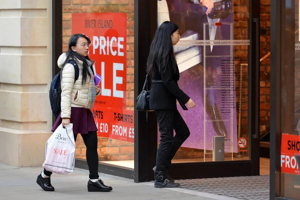 Compradores Visitam Lojas Distrito Comercial Southgate Centro Cidade Para Vendas — Fotografia de Stock