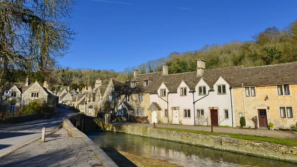 英格兰威尔特郡一个风景如画的传统英语村庄的街道上的老河畔小屋景观 即地标城堡公馆 — 图库照片