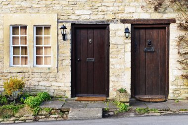 İngiliz köyündeki bir caddedeki komşu eski yazlık evlerin dış görünüşü