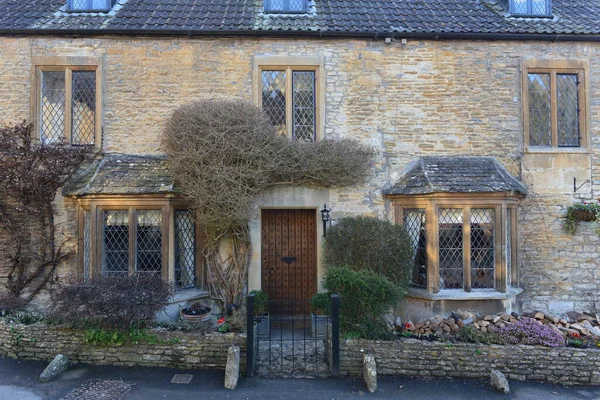 Vista Esterna Una Vecchia Casa Cottage Inglese Tradizionale — Foto Stock