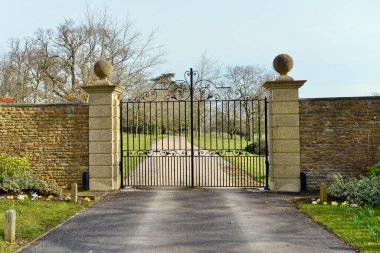 Malikanenin girişine bakın ve bir kır arazisinden geçin.