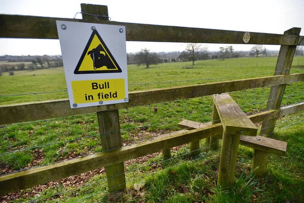 View Wooden Fence Stile Public Footpath Generic Bull Field Sign — Stock Photo, Image