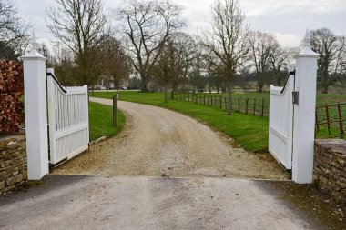 Bir kırsal arazinin kapılarını ve garaj yolunu açın.