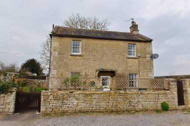 Güzel, eski bir kır evinin dış görünüşü